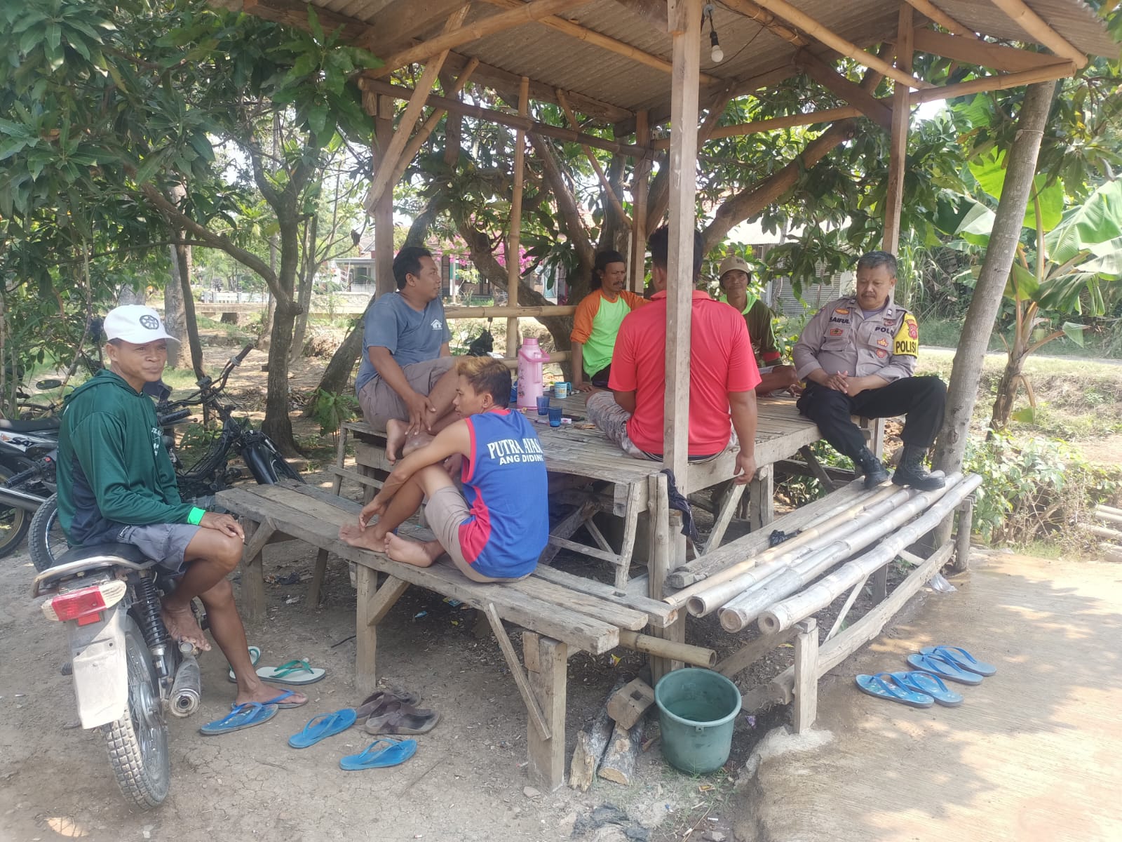 Sampaikan Pesan Kamtibmas, Kanit Binmas Polsek Bongas Sambangi Warga Desa Cipedang